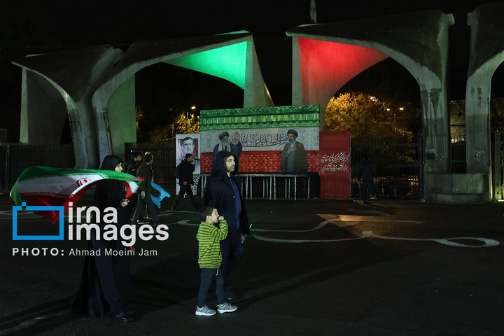 تجمع شبانه مردم در حمایت از مدافعان وطن در میدان انقلاب