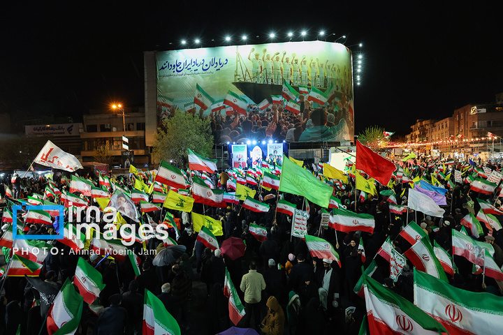 تجمع شبانه مردم در حمایت از مدافعان وطن در میدان انقلاب
