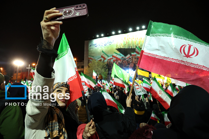 تجمع شبانه مردم در حمایت از مدافعان وطن در میدان انقلاب