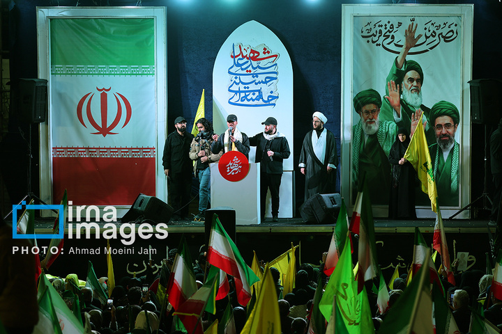 تجمع شبانه مردم در حمایت از مدافعان وطن در میدان انقلاب