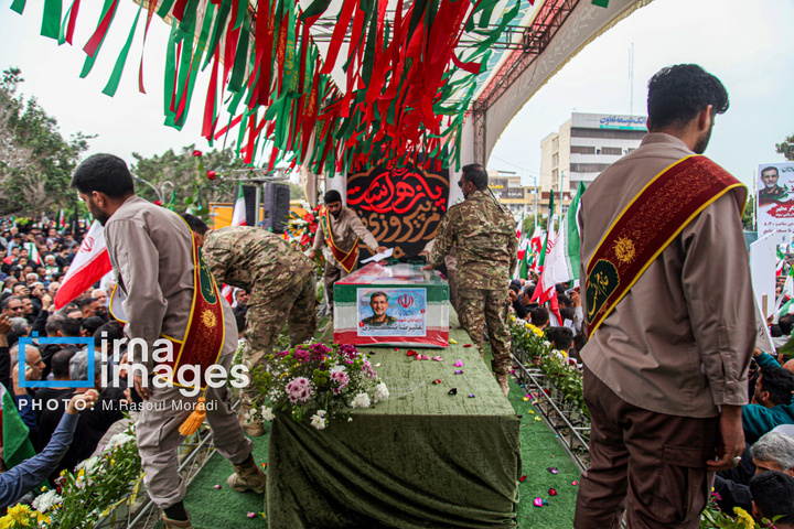 مراسم تشییع پیکر شهید علیرضا تنگسیری در بندرعباس