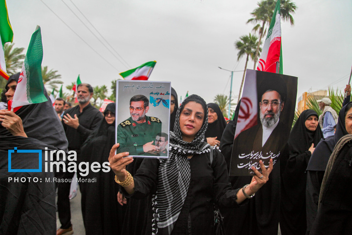 مراسم تشییع پیکر شهید علیرضا تنگسیری در بندرعباس