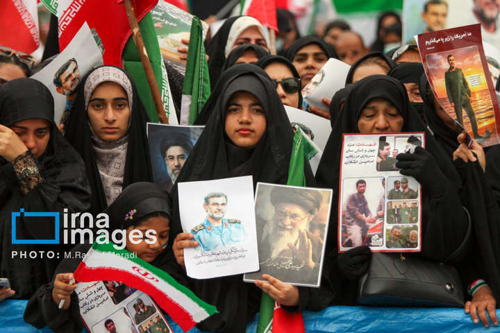 مراسم تشییع پیکر شهید علیرضا تنگسیری در بندرعباس