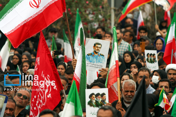 مراسم تشییع پیکر شهید علیرضا تنگسیری در بندرعباس