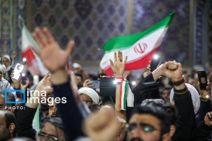 اهتزاز پرچم و تجدید بیعت با نظام جمهوری اسلامی ایران در حرم مطهر رضوی