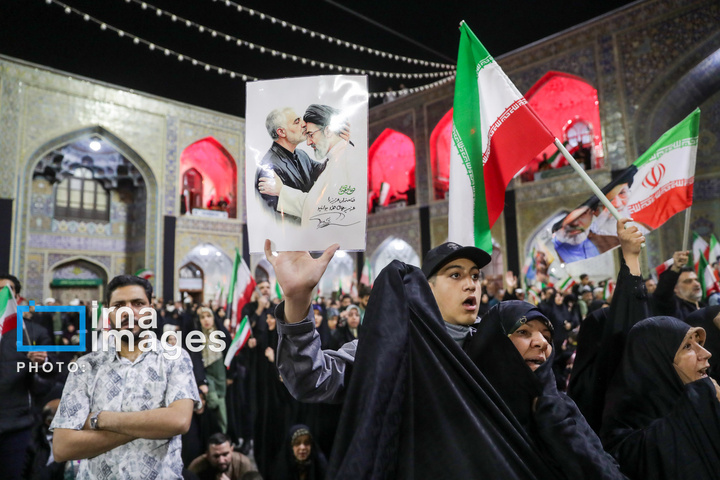 اهتزاز پرچم و تجدید بیعت با نظام جمهوری اسلامی ایران در حرم مطهر رضوی