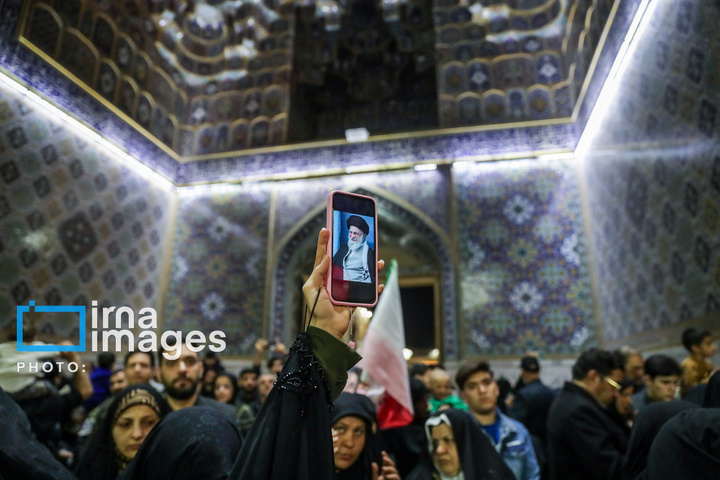 اهتزاز پرچم و تجدید بیعت با نظام جمهوری اسلامی ایران در حرم مطهر رضوی