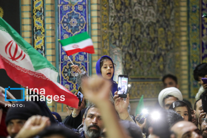 اهتزاز پرچم و تجدید بیعت با نظام جمهوری اسلامی ایران در حرم مطهر رضوی