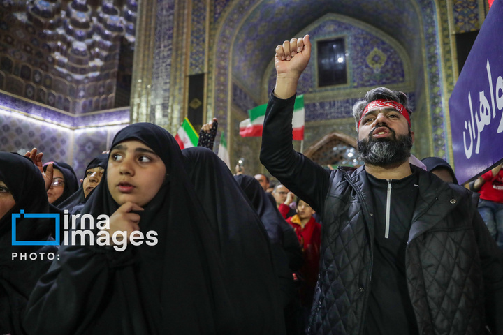 اهتزاز پرچم و تجدید بیعت با نظام جمهوری اسلامی ایران در حرم مطهر رضوی