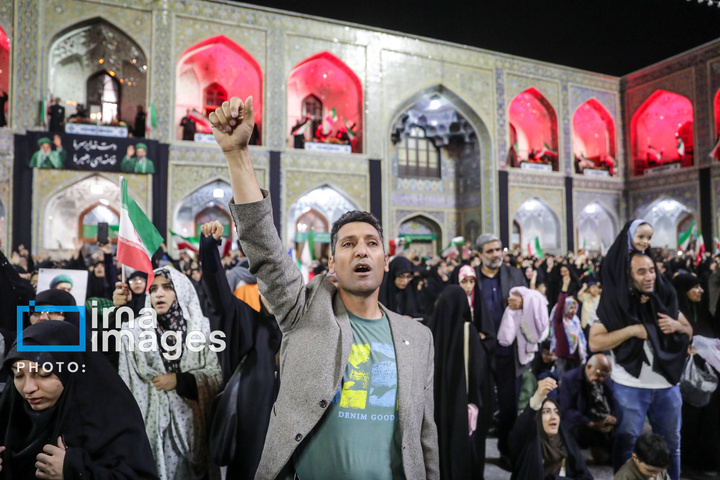 اهتزاز پرچم و تجدید بیعت با نظام جمهوری اسلامی ایران در حرم مطهر رضوی