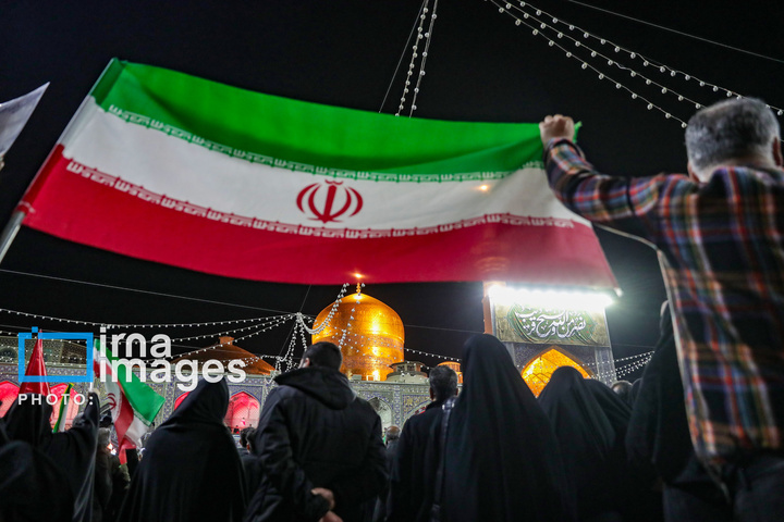 اهتزاز پرچم و تجدید بیعت با نظام جمهوری اسلامی ایران در حرم مطهر رضوی