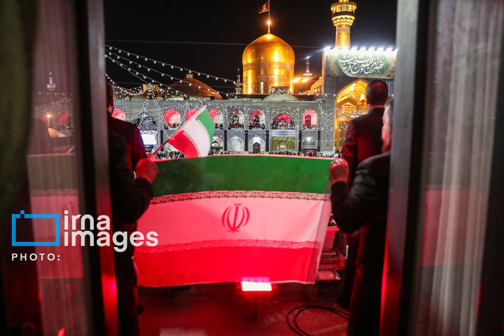 اهتزاز پرچم و تجدید بیعت با نظام جمهوری اسلامی ایران در حرم مطهر رضوی
