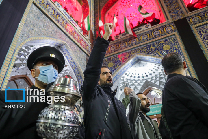 اهتزاز پرچم و تجدید بیعت با نظام جمهوری اسلامی ایران در حرم مطهر رضوی