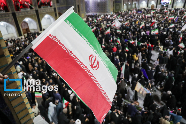 اهتزاز پرچم و تجدید بیعت با نظام جمهوری اسلامی ایران در حرم مطهر رضوی