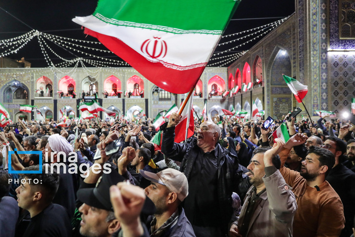 اهتزاز پرچم و تجدید بیعت با نظام جمهوری اسلامی ایران در حرم مطهر رضوی