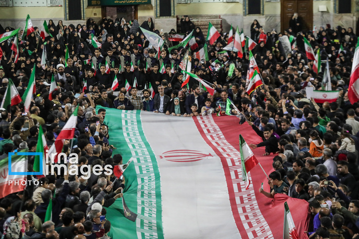 اهتزاز پرچم و تجدید بیعت با نظام جمهوری اسلامی ایران در حرم مطهر رضوی