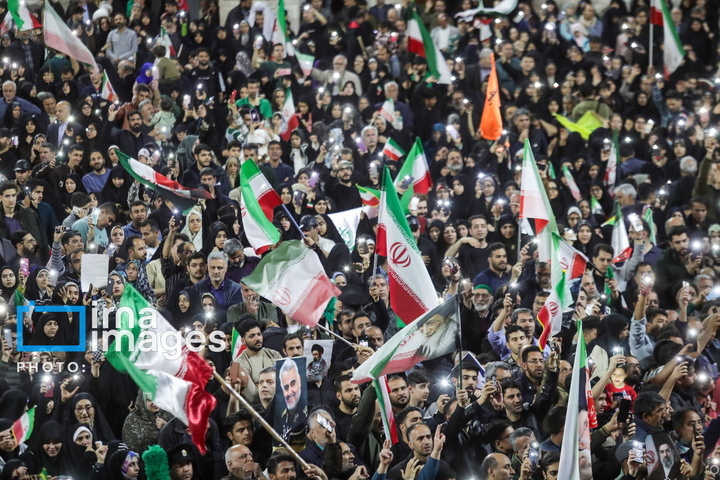 اهتزاز پرچم و تجدید بیعت با نظام جمهوری اسلامی ایران در حرم مطهر رضوی