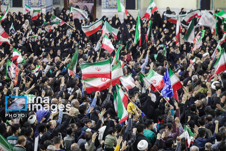 اهتزاز پرچم و تجدید بیعت با نظام جمهوری اسلامی ایران در حرم مطهر رضوی