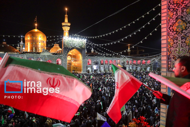 اهتزاز پرچم و تجدید بیعت با نظام جمهوری اسلامی ایران در حرم مطهر رضوی