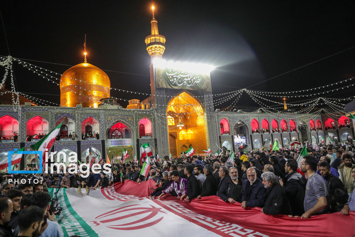 اهتزاز پرچم و تجدید بیعت با نظام جمهوری اسلامی ایران در حرم مطهر رضوی