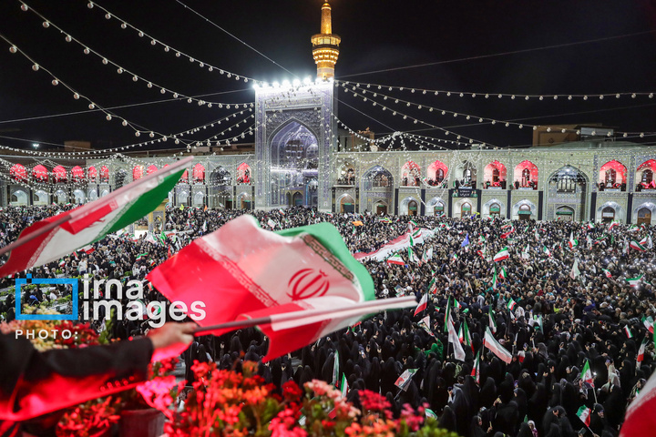 اهتزاز پرچم و تجدید بیعت با نظام جمهوری اسلامی ایران در حرم مطهر رضوی