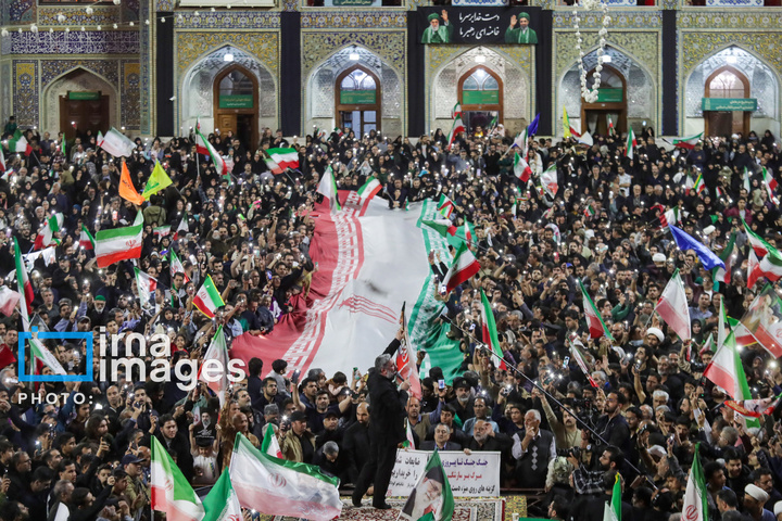 اهتزاز پرچم و تجدید بیعت با نظام جمهوری اسلامی ایران در حرم مطهر رضوی