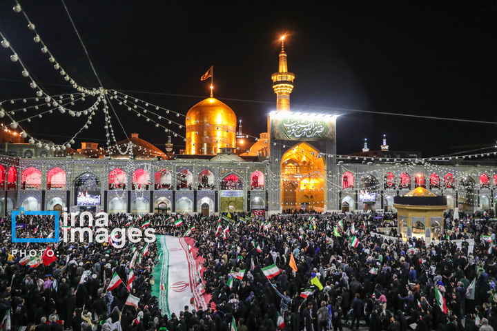 اهتزاز پرچم و تجدید بیعت با نظام جمهوری اسلامی ایران در حرم مطهر رضوی