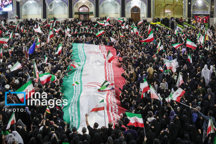 اهتزاز پرچم و تجدید بیعت با نظام جمهوری اسلامی ایران در حرم مطهر رضوی