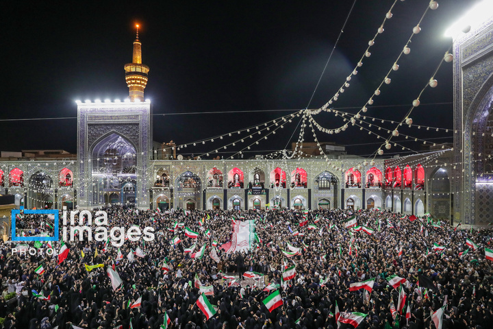 اهتزاز پرچم و تجدید بیعت با نظام جمهوری اسلامی ایران در حرم مطهر رضوی