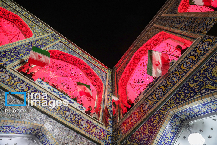 اهتزاز پرچم و تجدید بیعت با نظام جمهوری اسلامی ایران در حرم مطهر رضوی