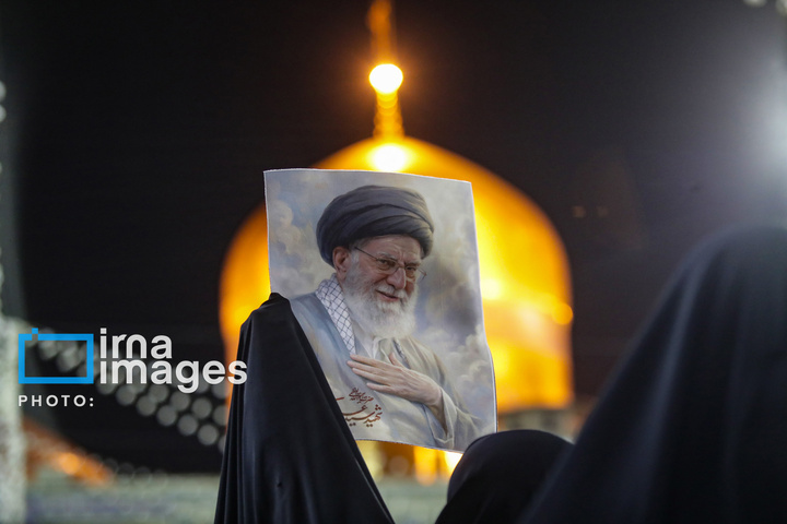 اهتزاز پرچم و تجدید بیعت با نظام جمهوری اسلامی ایران در حرم مطهر رضوی