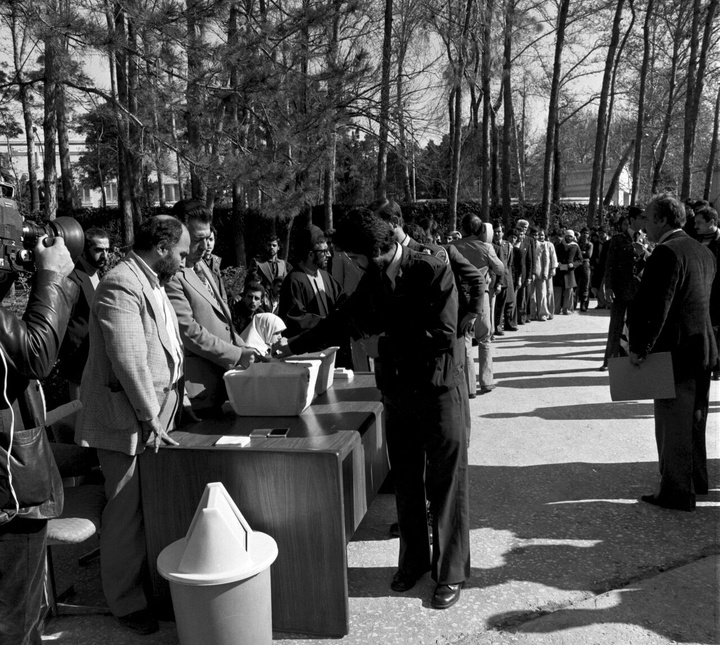 ۱۲ فروردین ، روز جمهوری اسلامی ایران