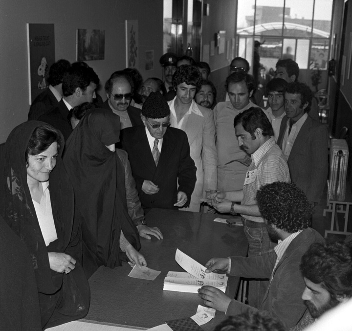 ۱۲ فروردین ، روز جمهوری اسلامی ایران