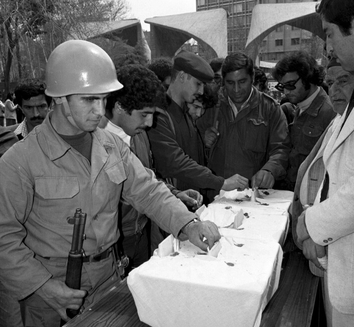 ۱۲ فروردین ، روز جمهوری اسلامی ایران