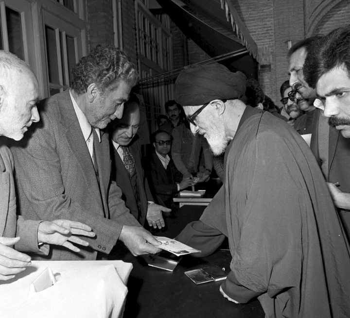 ۱۲ فروردین ، روز جمهوری اسلامی ایران