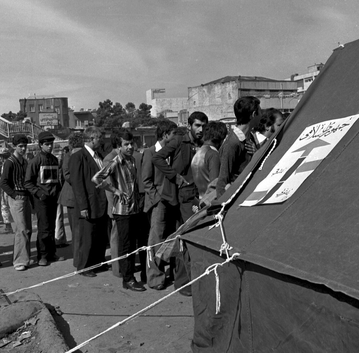 ۱۲ فروردین ، روز جمهوری اسلامی ایران