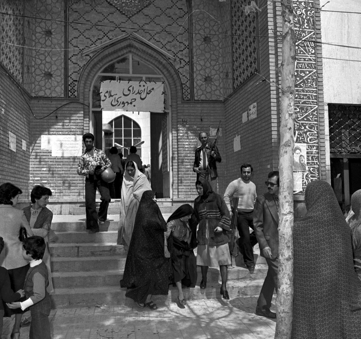 ۱۲ فروردین ، روز جمهوری اسلامی ایران