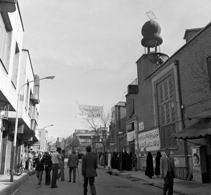 ۱۲ فروردین ، روز جمهوری اسلامی ایران