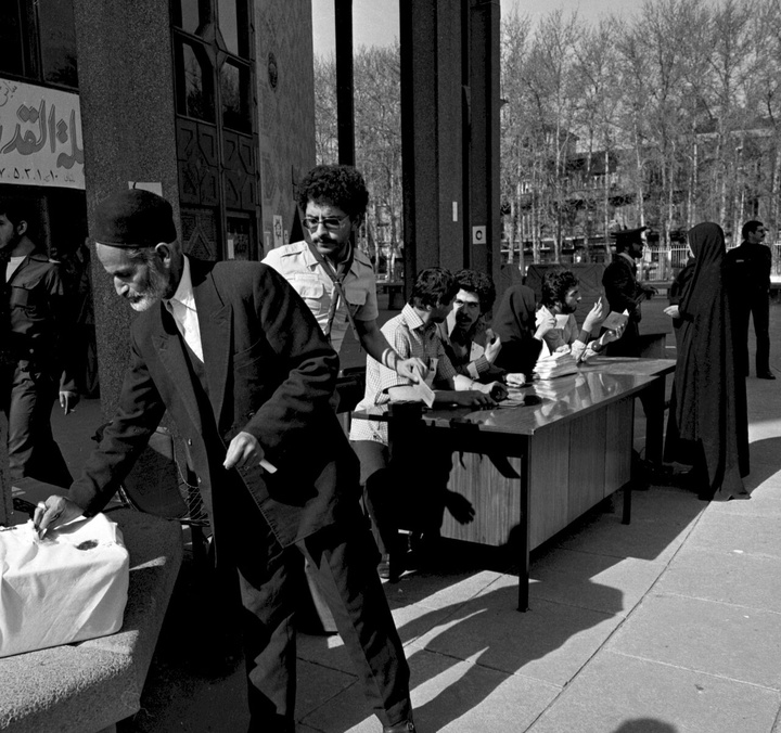 ۱۲ فروردین ، روز جمهوری اسلامی ایران