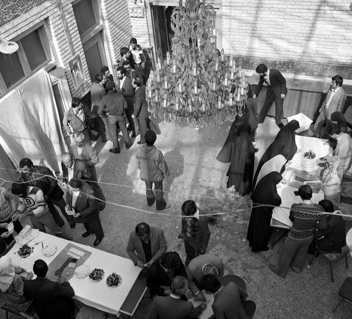 ۱۲ فروردین ، روز جمهوری اسلامی ایران