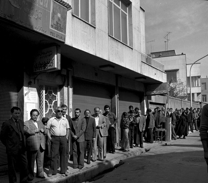 ۱۲ فروردین ، روز جمهوری اسلامی ایران