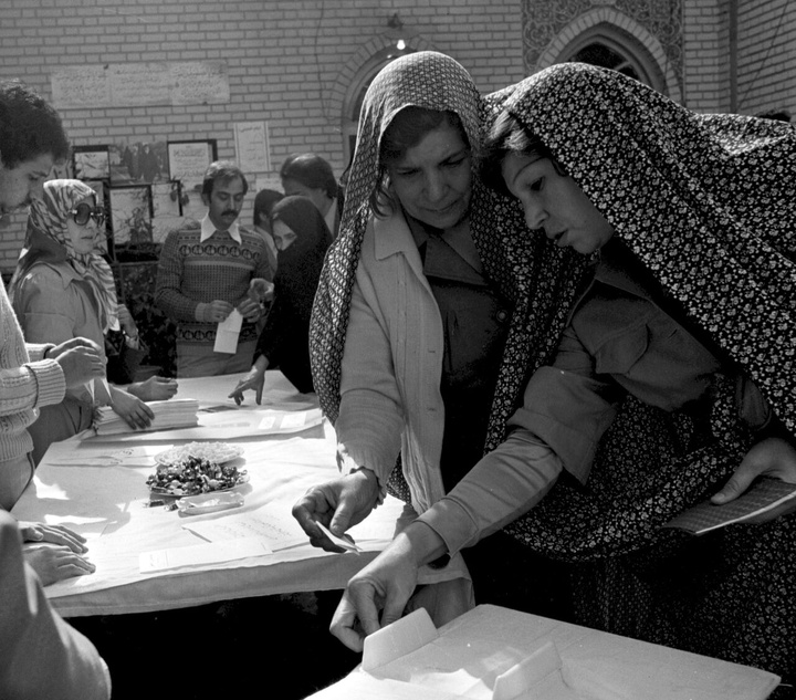 ۱۲ فروردین ، روز جمهوری اسلامی ایران