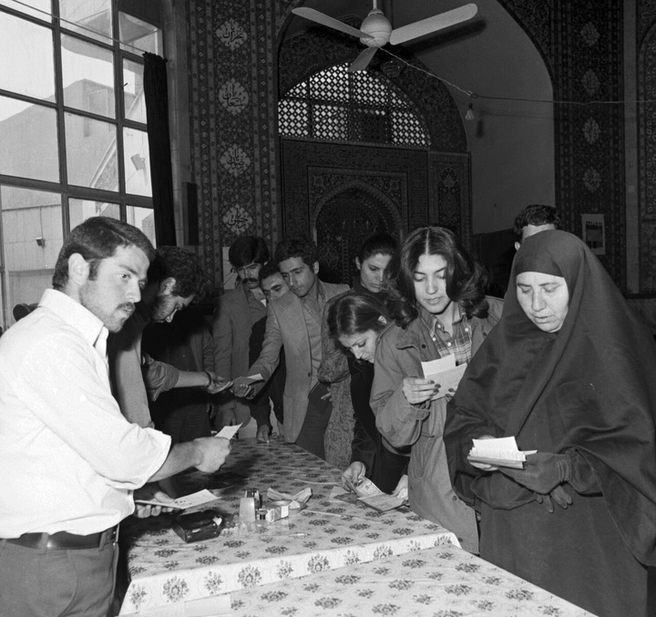 ۱۲ فروردین ، روز جمهوری اسلامی ایران