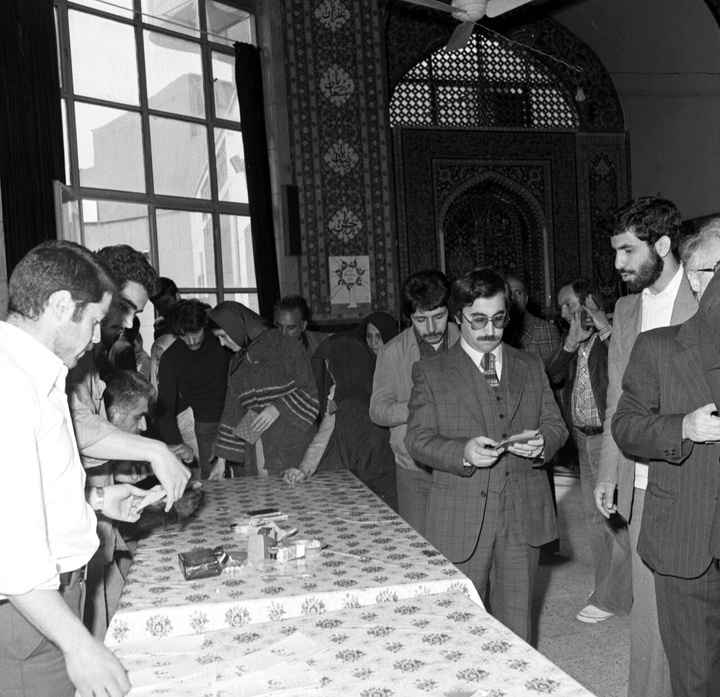 ۱۲ فروردین ، روز جمهوری اسلامی ایران