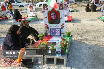 ۱۳ بدر خانواده‌های مینابی در کنار مزار فرزندان شهیدشان