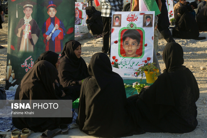 ۱۳ بدر خانواده‌های مینابی در کنار مزار فرزندان شهیدشان
