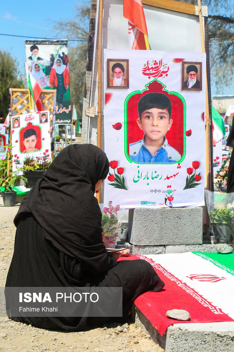 ۱۳ بدر خانواده‌های مینابی در کنار مزار فرزندان شهیدشان