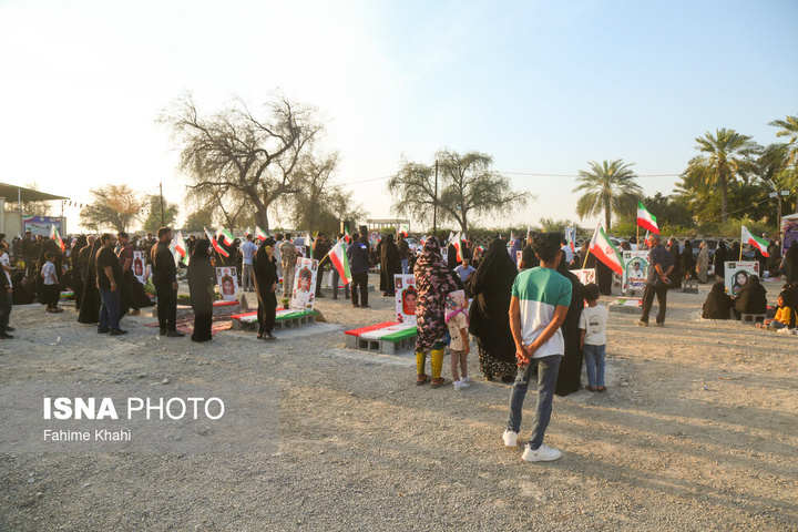 ۱۳ بدر خانواده‌های مینابی در کنار مزار فرزندان شهیدشان