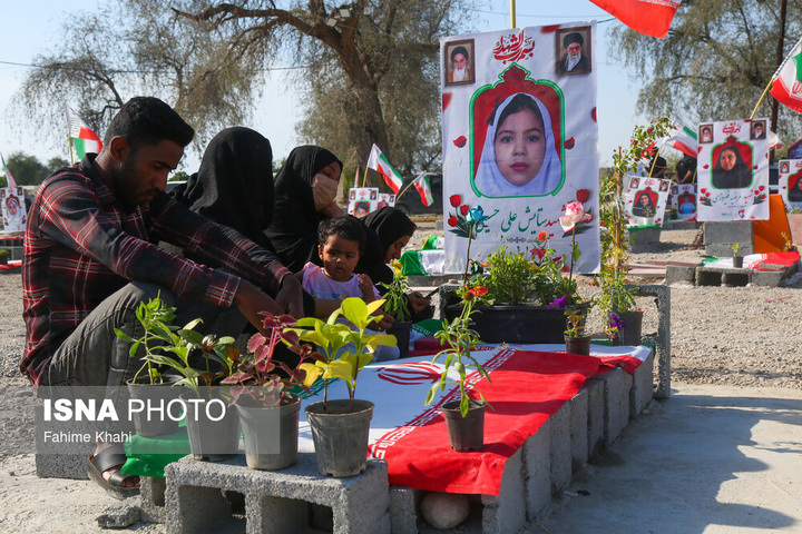 ۱۳ بدر خانواده‌های مینابی در کنار مزار فرزندان شهیدشان