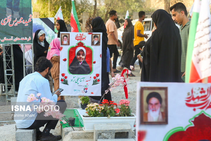 ۱۳ بدر خانواده‌های مینابی در کنار مزار فرزندان شهیدشان